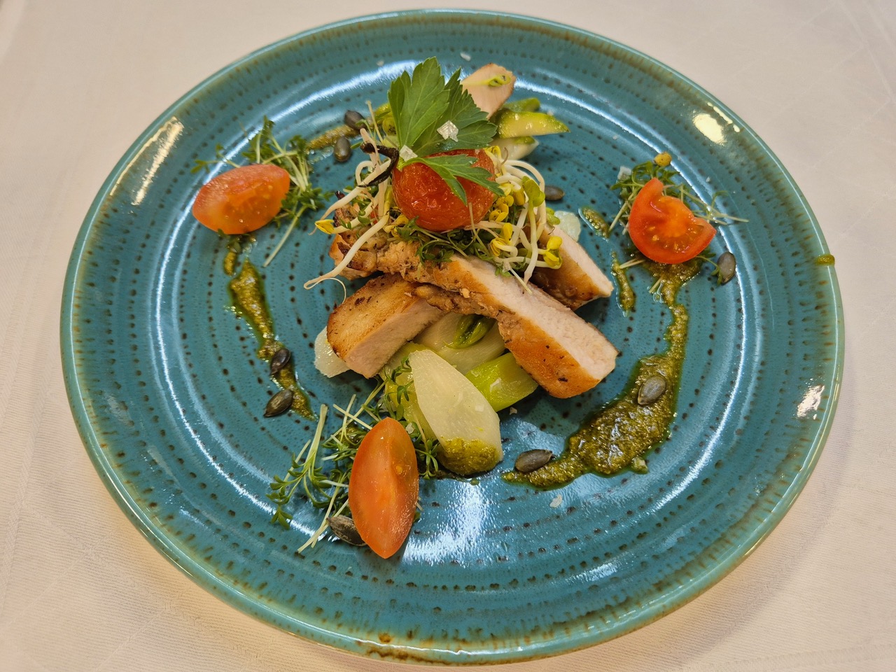 Blauer Teller, GEBRATENER KANINCHENRÜCKEN Beluga-Linsensalat