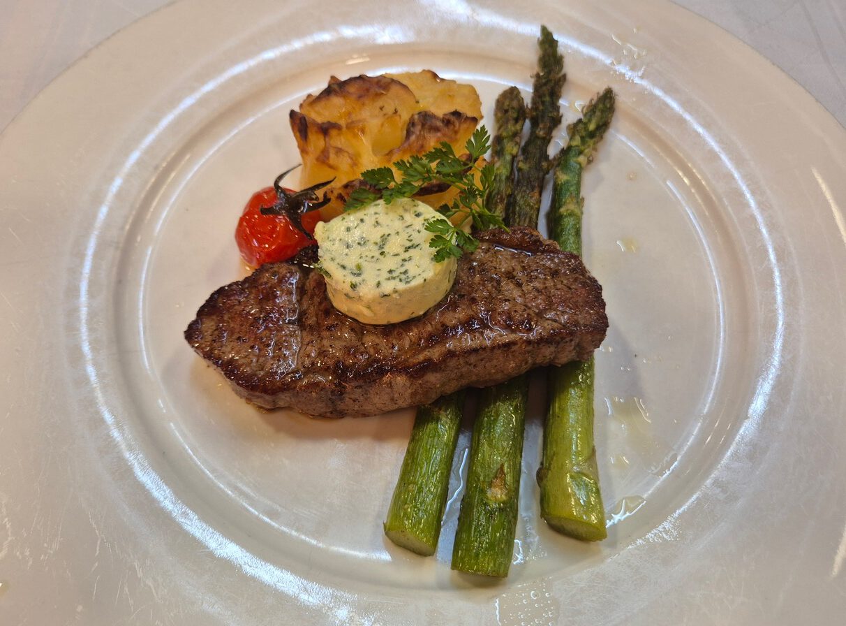 Rumpsteak,Kartoffelgratin, grüner Spargel