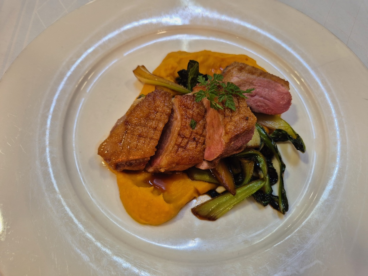 Lackierte Entebrust -rosa gebraten,Ingwer-Karotten-Kürbiscreme, Pak Choi, Sojasauce