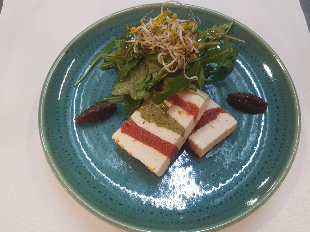 Blauer Teller, Ziegenkäse-Gemüse-terrine